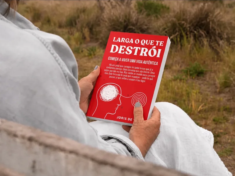 Larga o que te destrói, o livro nas mãos de uma leitora